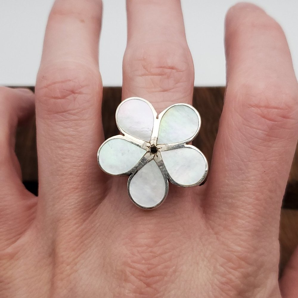 Size 8.5 925 Sterling Silver Large Heavy White Shell Flower Ring